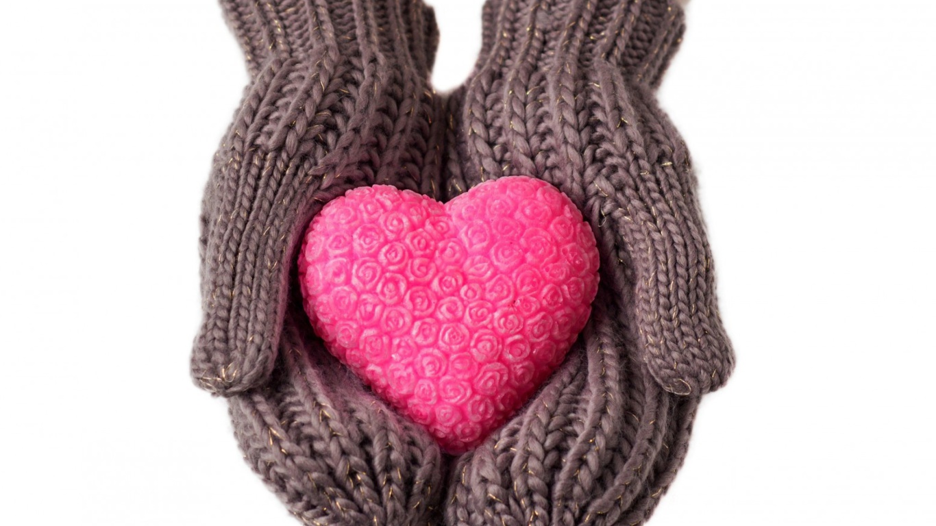 Обои Heart in Gloves 1366x768