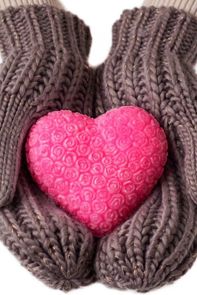 Das Heart in Gloves Wallpaper 640x960