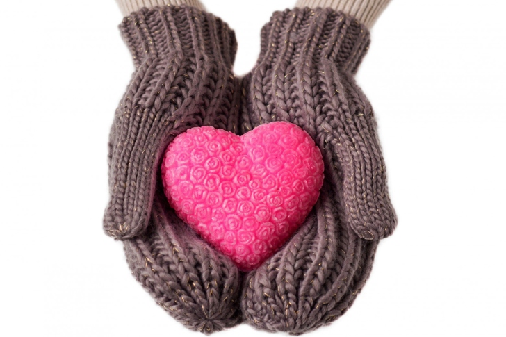 Fondo de pantalla Heart in Gloves