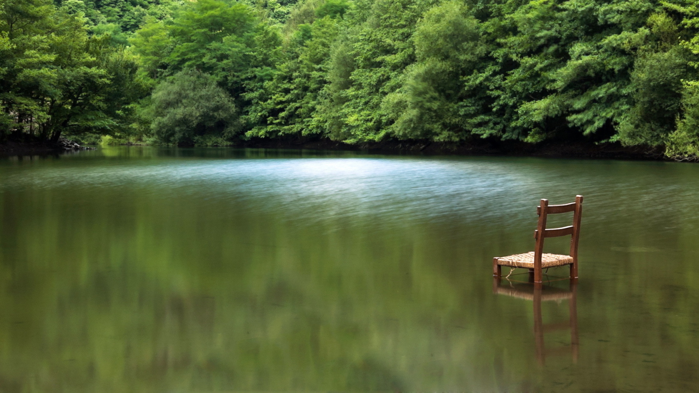 Обои Chair In Middle Of Pieceful Lake 1366x768