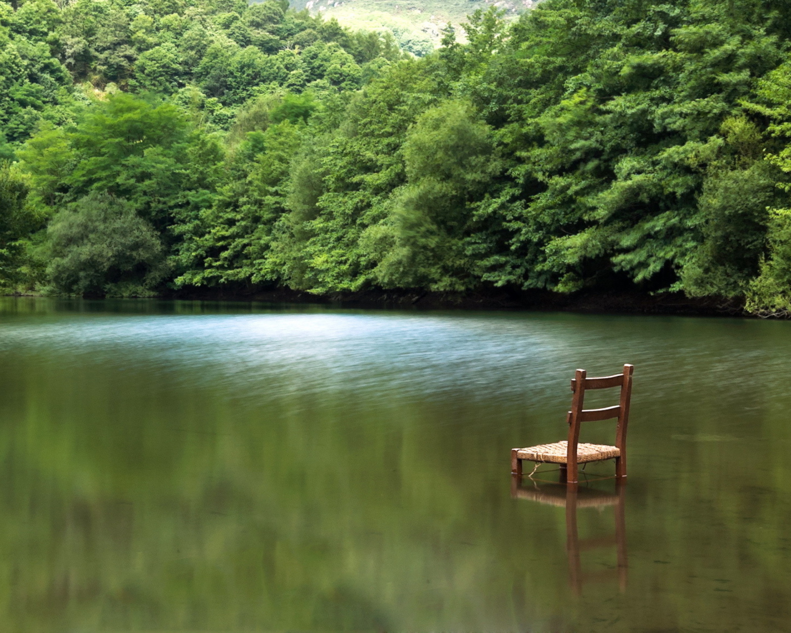 Das Chair In Middle Of Pieceful Lake Wallpaper 1600x1280