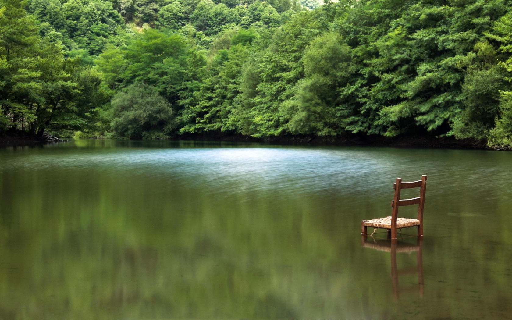 Fondo de pantalla Chair In Middle Of Pieceful Lake 1680x1050