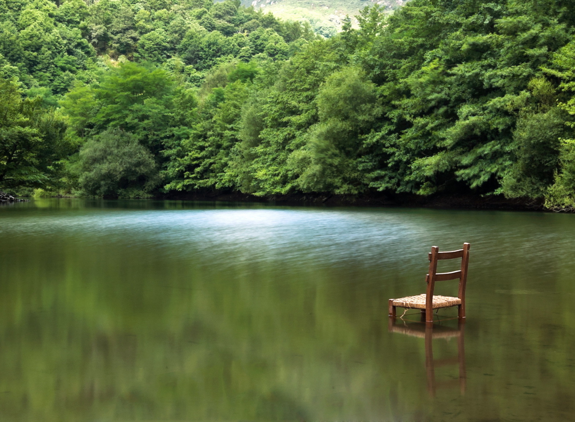 Fondo de pantalla Chair In Middle Of Pieceful Lake 1920x1408