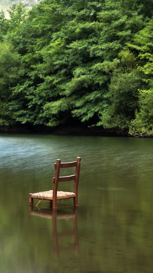 Sfondi Chair In Middle Of Pieceful Lake 640x1136