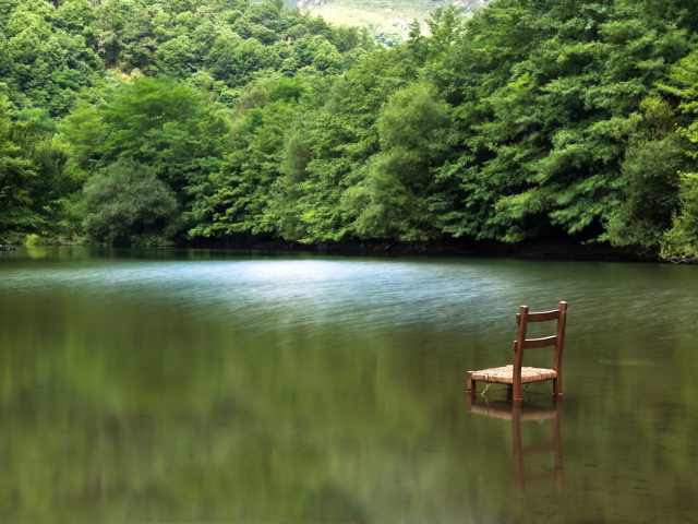 Fondo de pantalla Chair In Middle Of Pieceful Lake 640x480