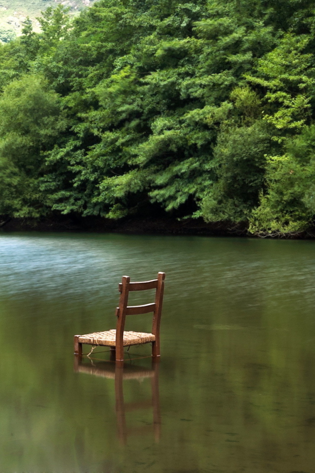 Fondo de pantalla Chair In Middle Of Pieceful Lake 640x960