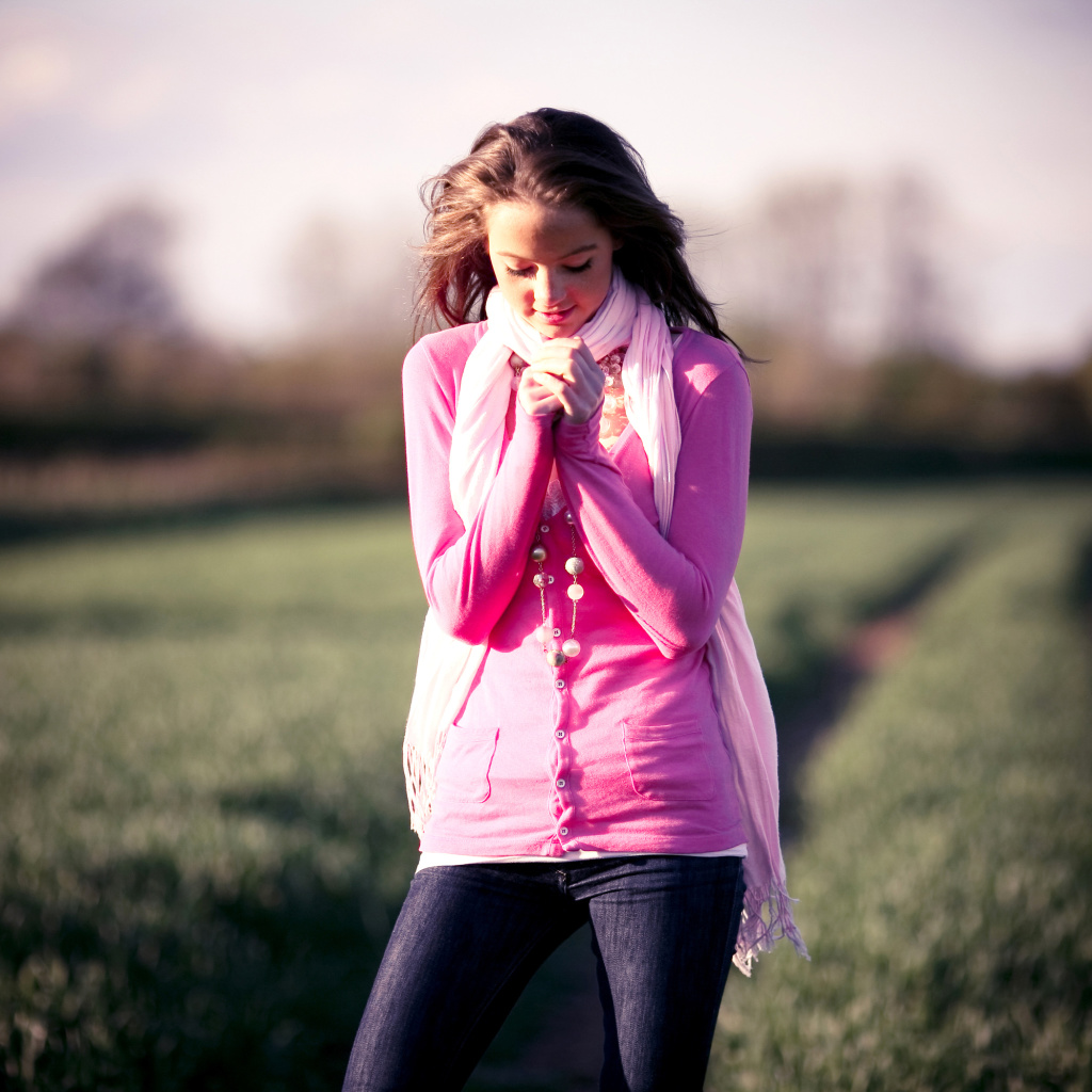 Обои Countryside cute girl portrait 1024x1024