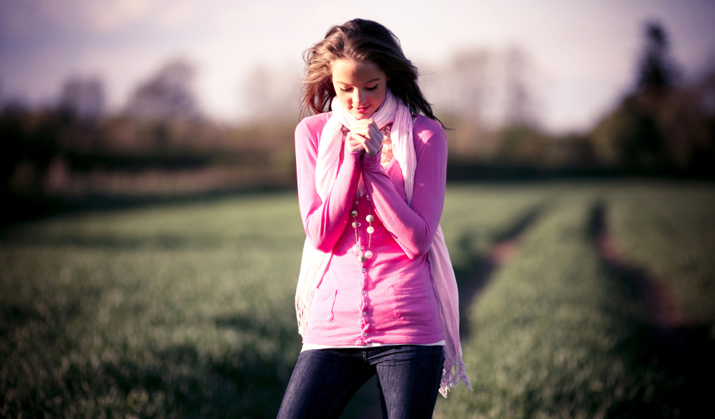 Das Countryside cute girl portrait Wallpaper 1024x600