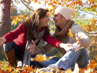 Fondo de pantalla Happy Couple In Autumn Park 320x240