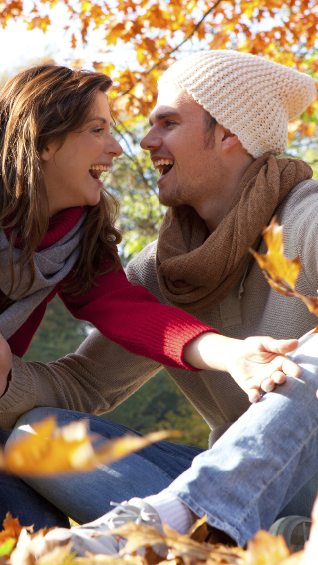 Sfondi Happy Couple In Autumn Park 640x1136