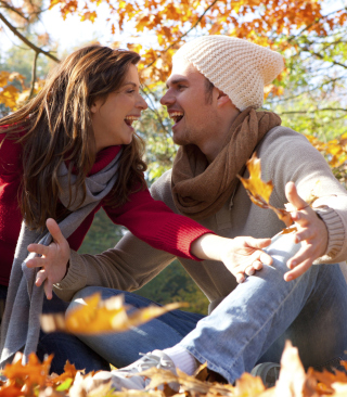 Kostenloses Happy Couple In Autumn Park Wallpaper für Nokia 5800 Navigation Edition