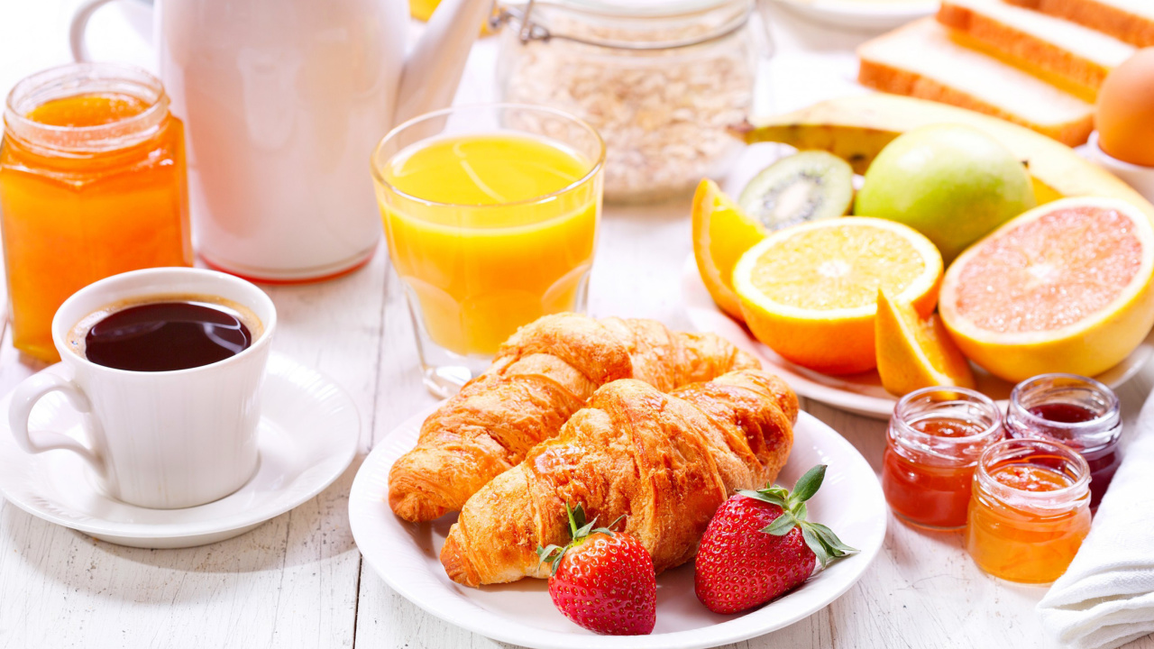 Fondo de pantalla Breakfast with croissants and fruit 1280x720