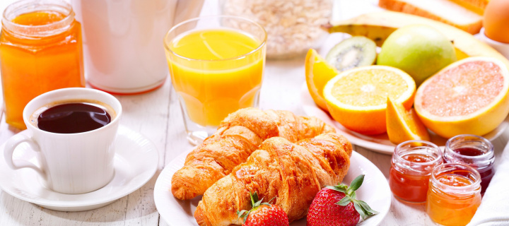 Обои Breakfast with croissants and fruit 720x320