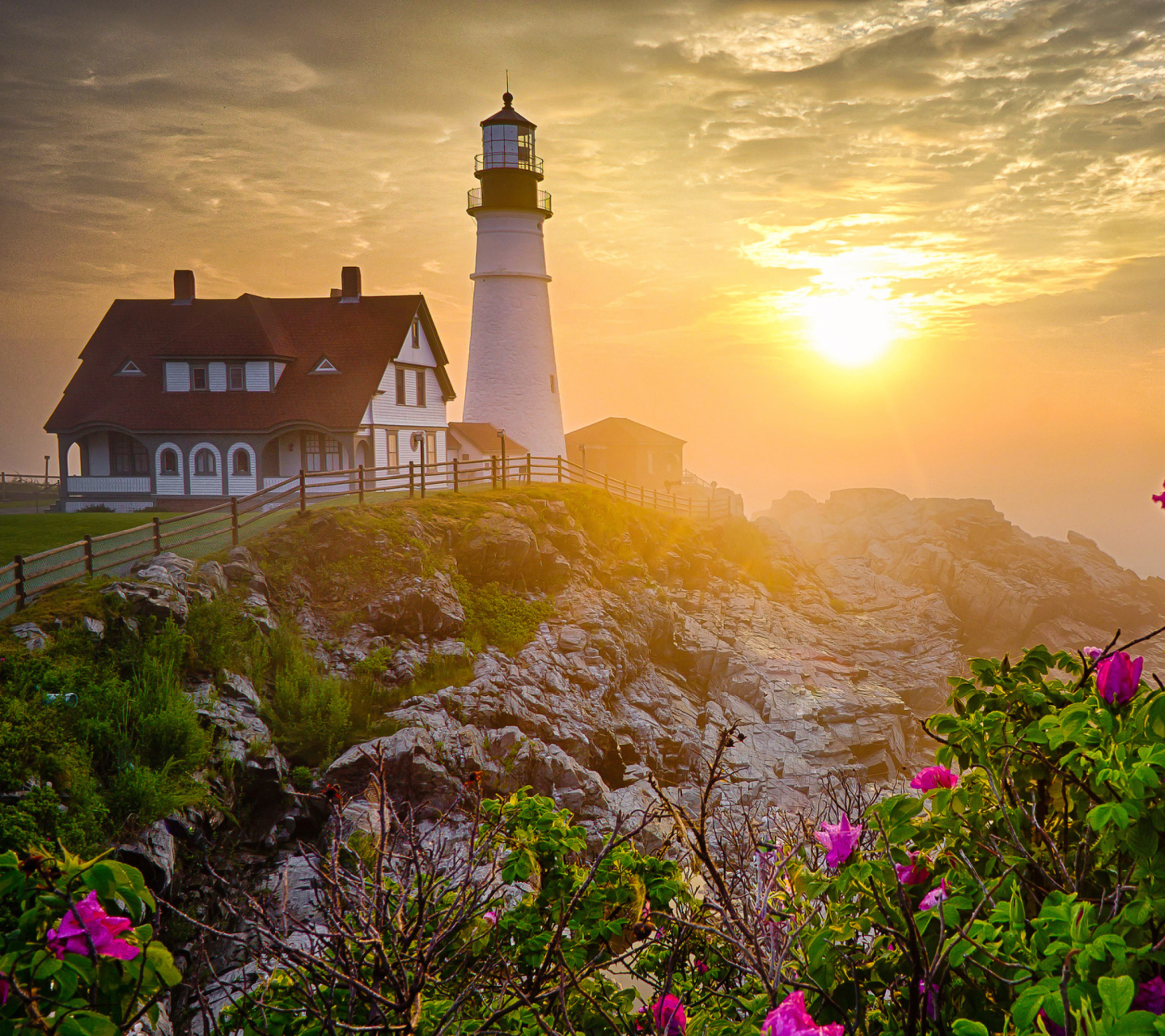 Fondo de pantalla Lighthouse In Morning Mist 1440x1280