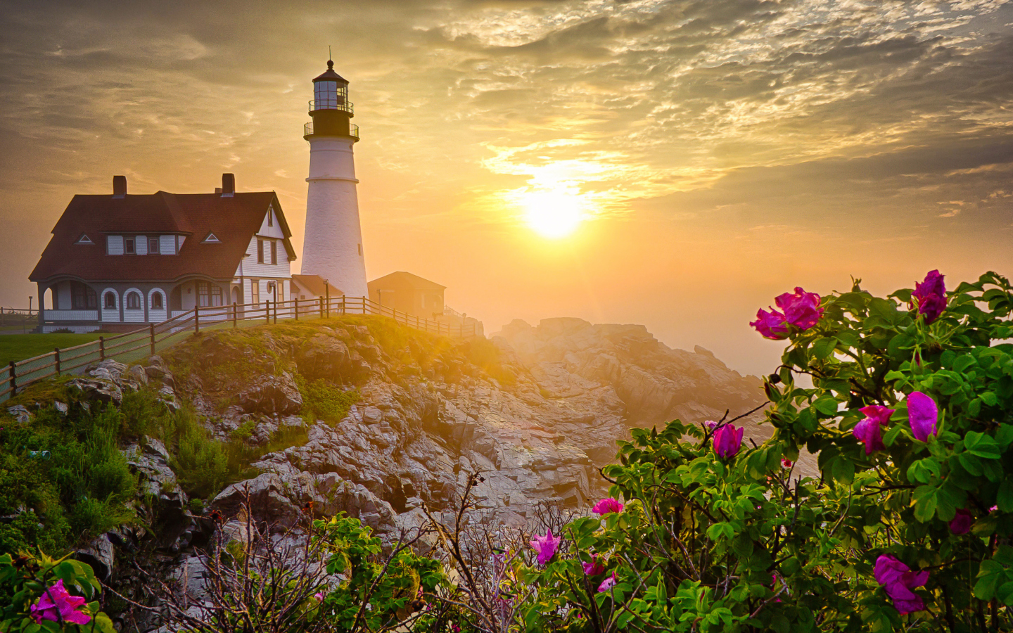 Fondo de pantalla Lighthouse In Morning Mist 1440x900