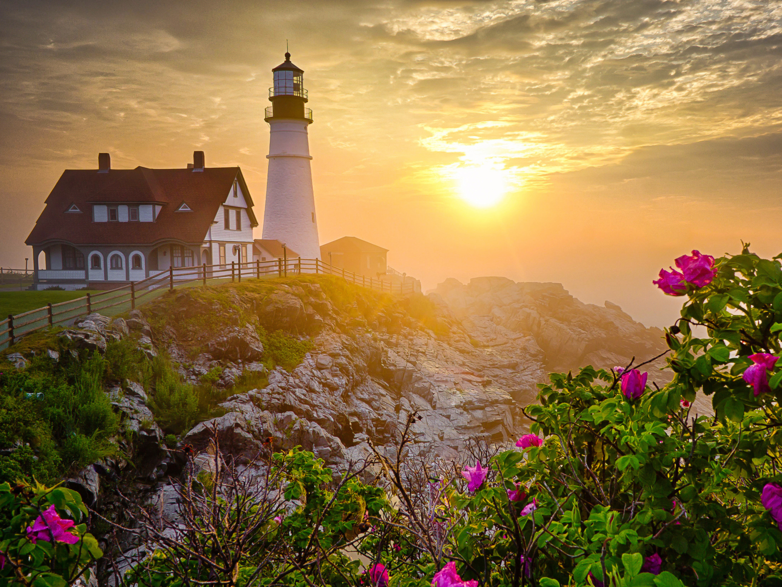 Lighthouse In Morning Mist wallpaper 1600x1200