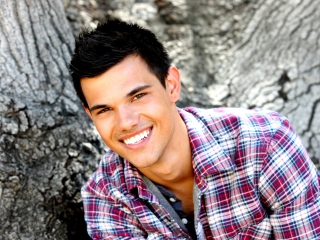 Taylor Lautner screenshot #1 320x240