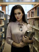 Screenshot №1 pro téma Girl with books in library 132x176
