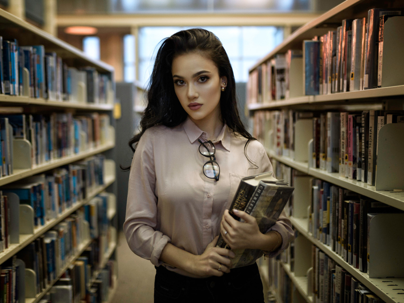 Girl with books in library wallpaper 1400x1050