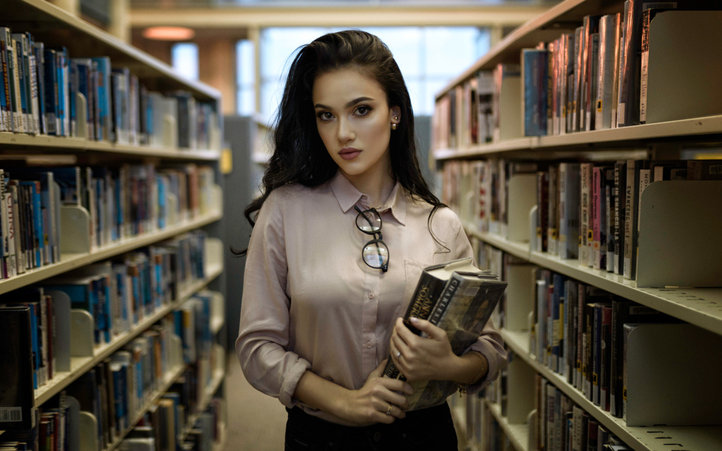 Girl with books in library screenshot #1 1440x900