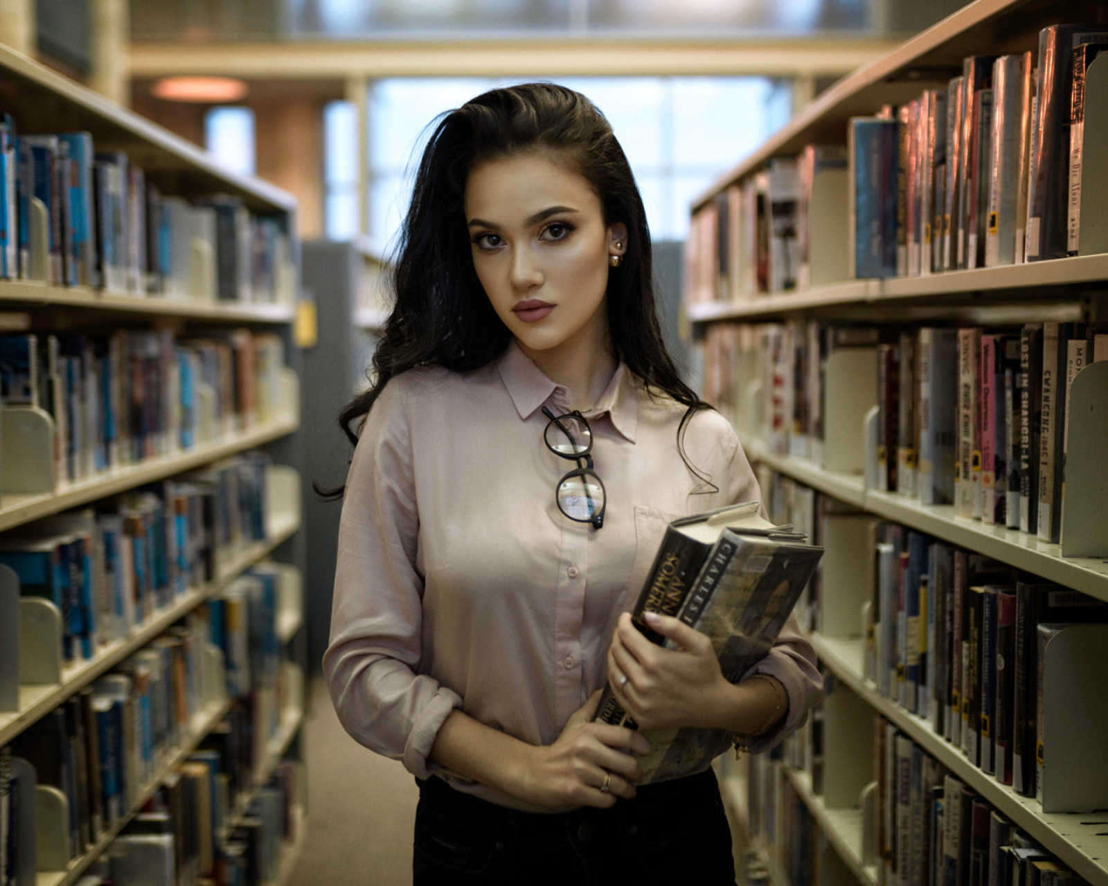 Girl with books in library wallpaper 1600x1280