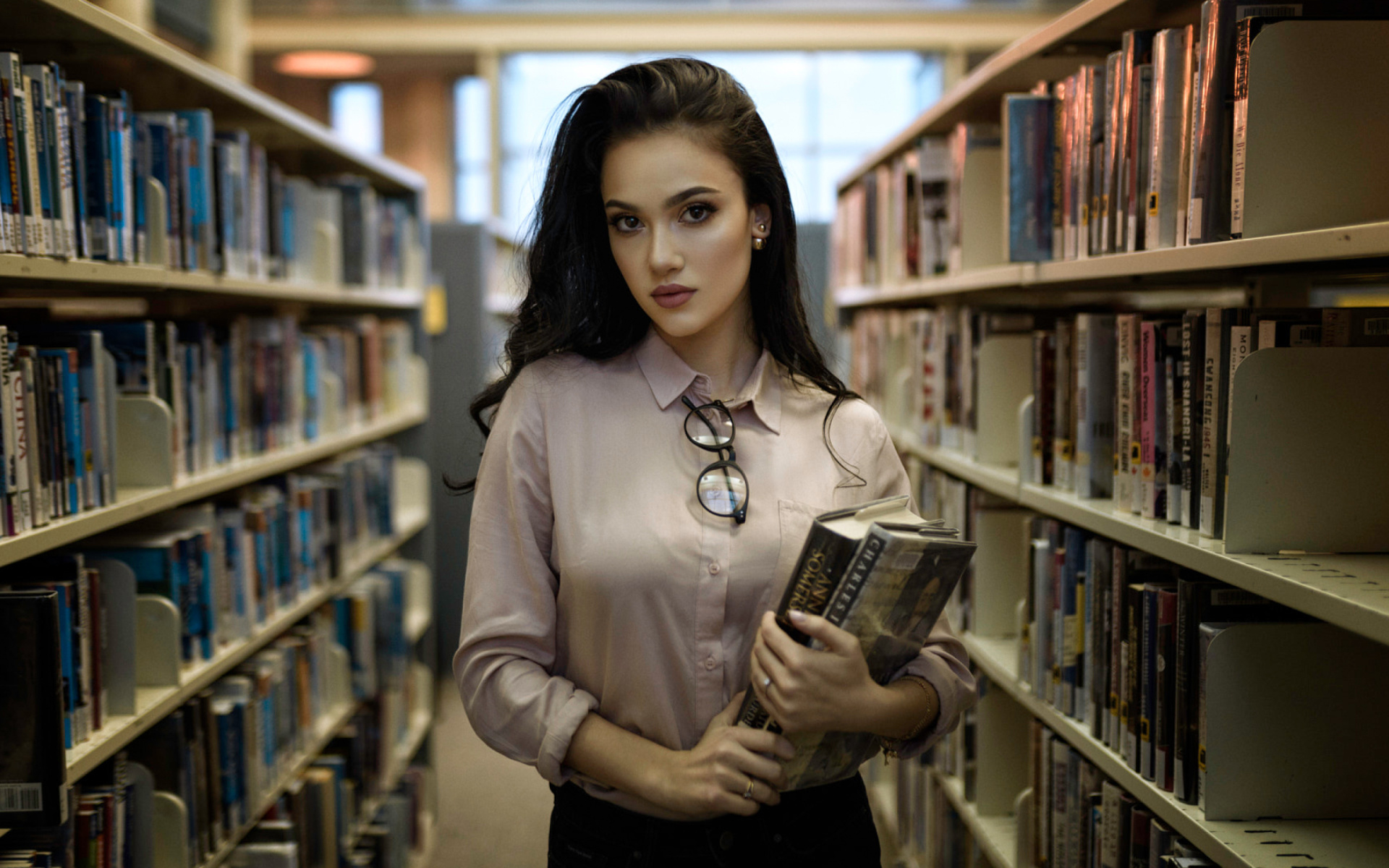 Fondo de pantalla Girl with books in library 1920x1200