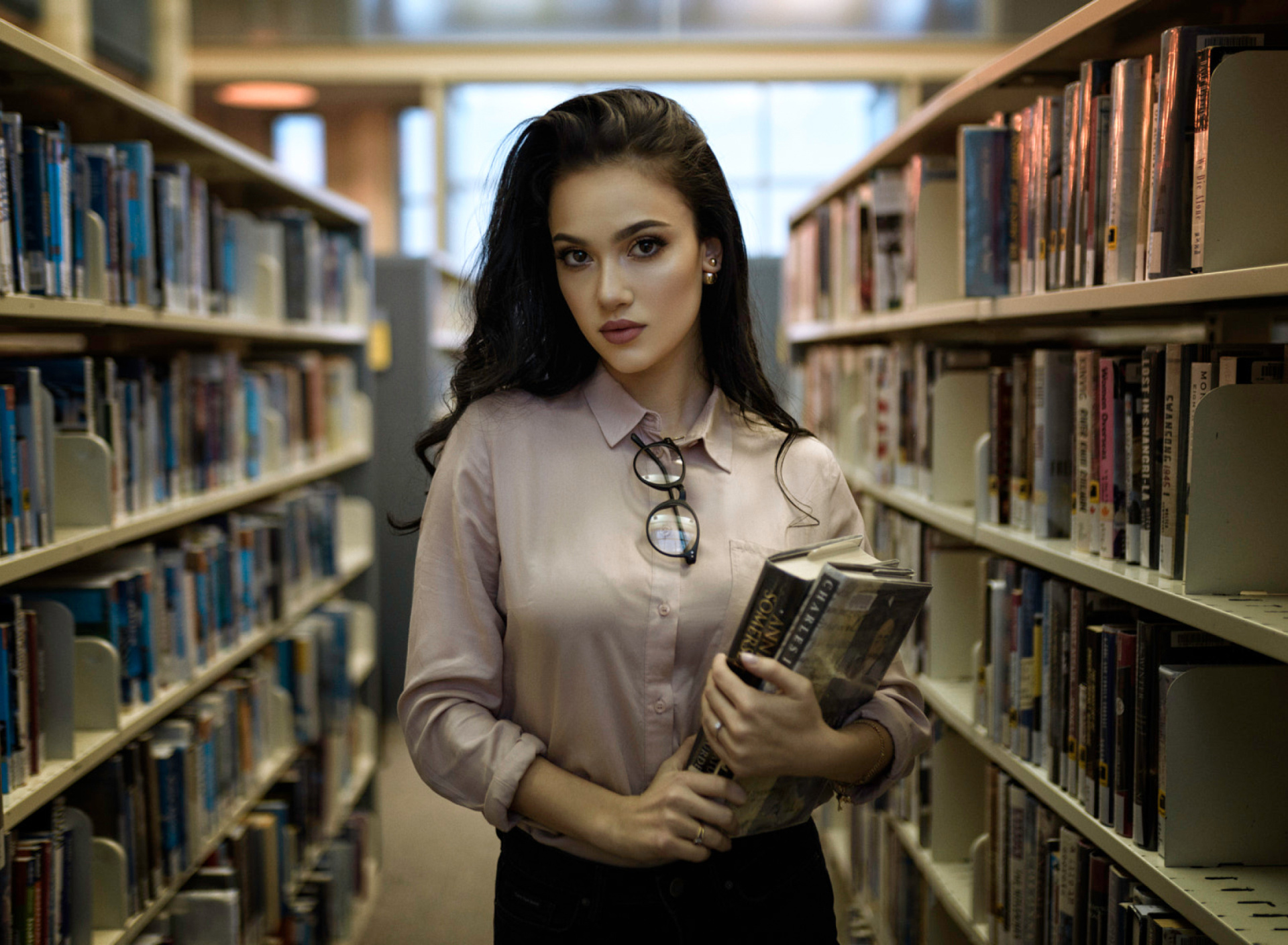 Fondo de pantalla Girl with books in library 1920x1408