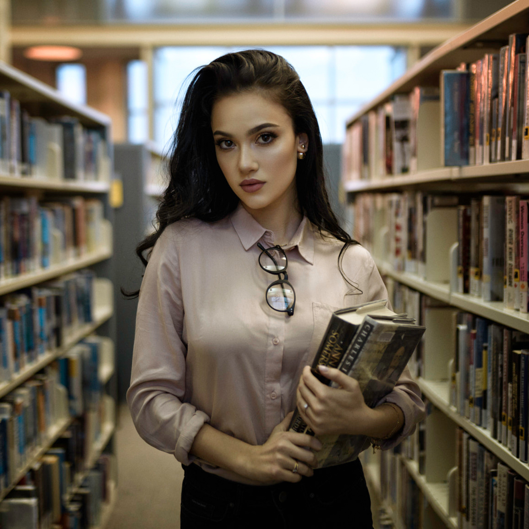 Das Girl with books in library Wallpaper 2048x2048