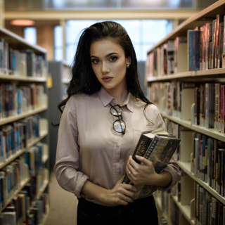 Girl with books in library - Obrázkek zdarma pro iPad 3
