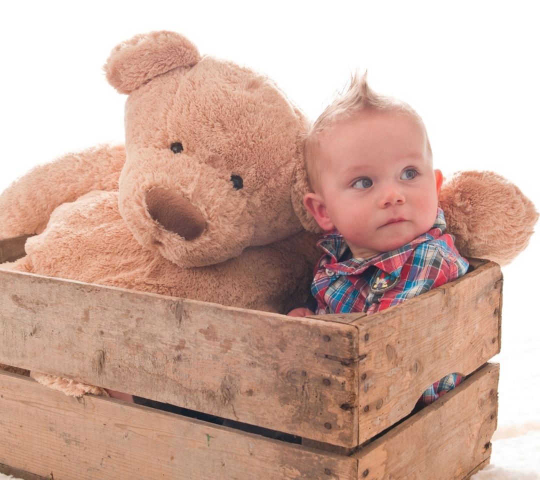 Sfondi Baby Boy With Teddy Bear 1080x960