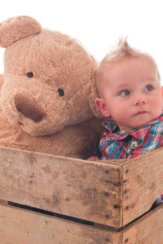 Das Baby Boy With Teddy Bear Wallpaper 320x480