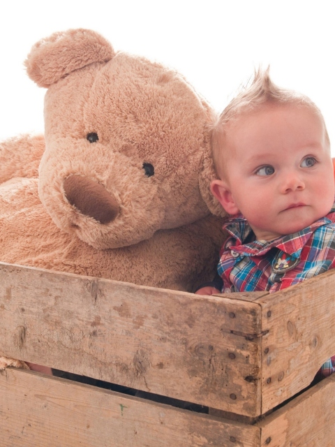 Das Baby Boy With Teddy Bear Wallpaper 480x640