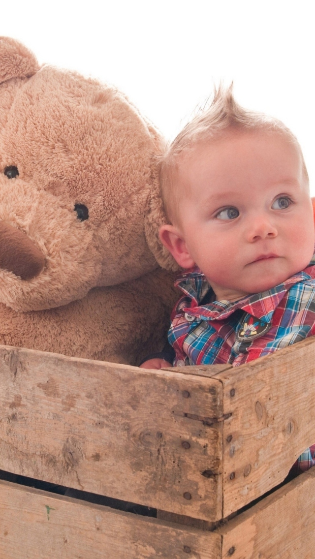 Обои Baby Boy With Teddy Bear 640x1136