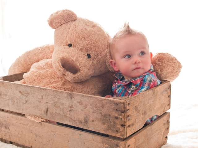 Fondo de pantalla Baby Boy With Teddy Bear 640x480