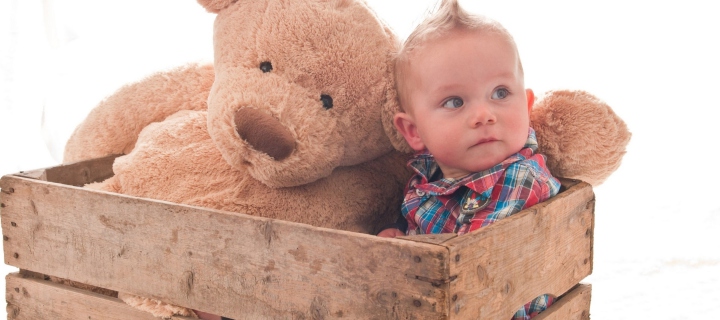 Fondo de pantalla Baby Boy With Teddy Bear 720x320