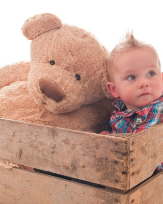 Kostenloses Baby Boy With Teddy Bear Wallpaper für Nokia X1-00