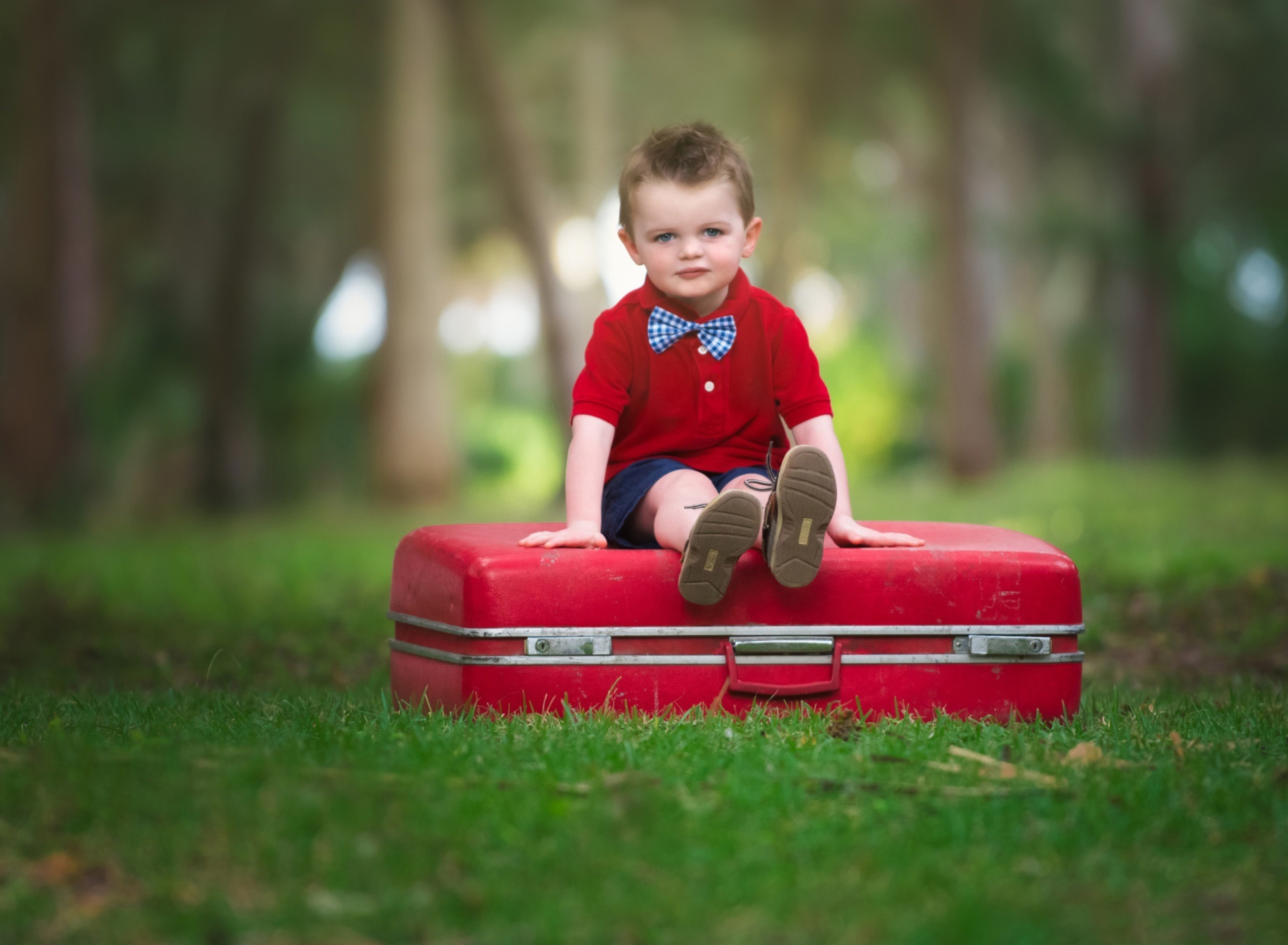 Обои Cute Boy Sitting On Red Luggage 1920x1408