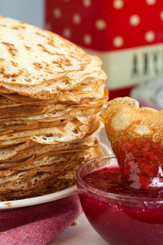 Russian pancakes with jam wallpaper 640x960