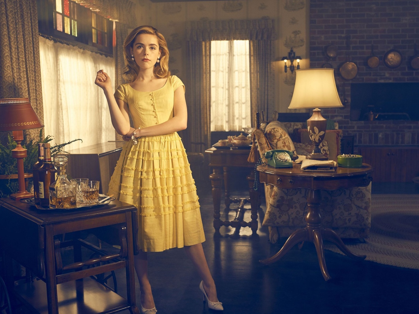 Kiernan Shipka in Feud TV series screenshot #1 1400x1050