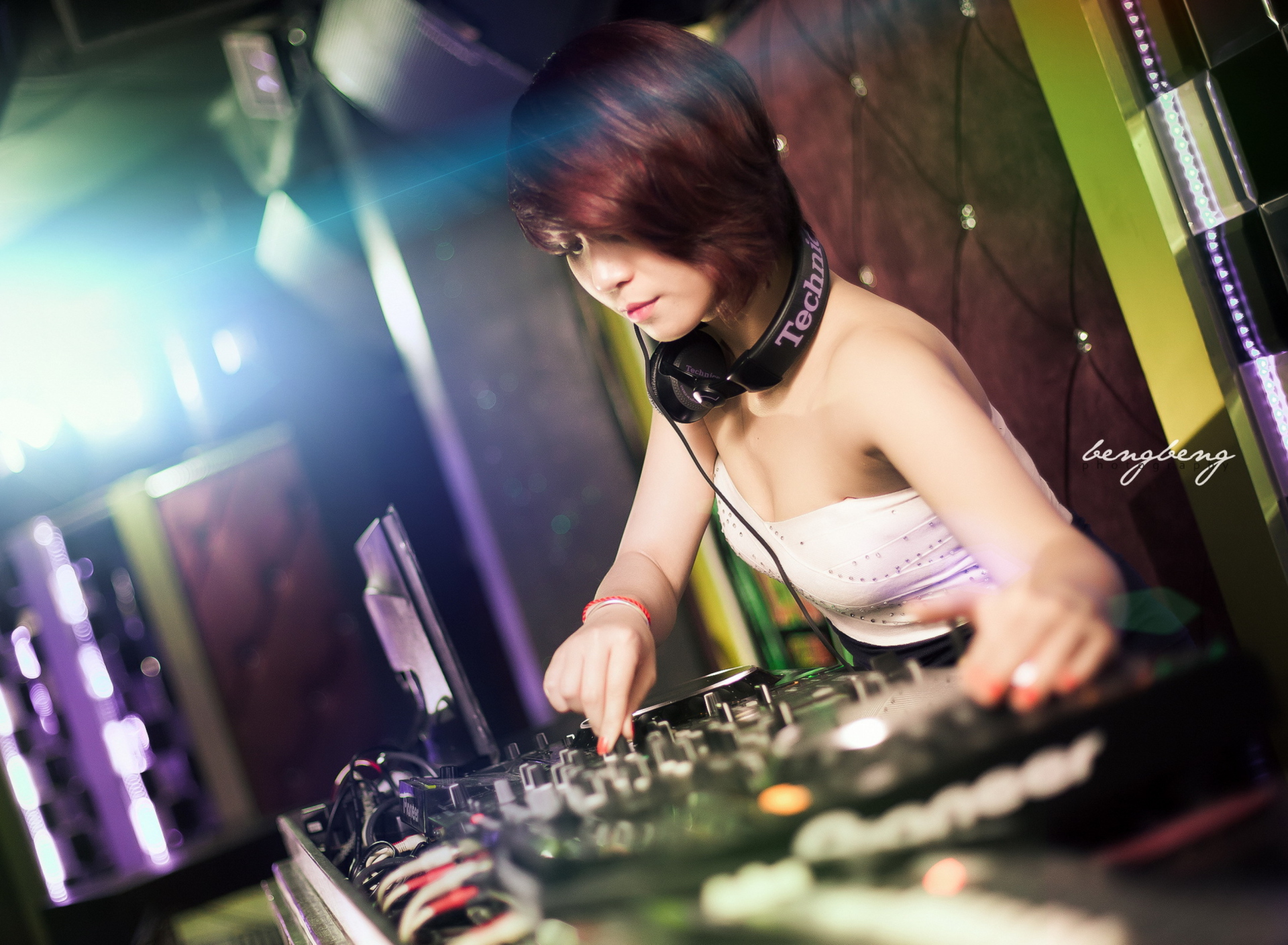 Dj Girl wallpaper 1920x1408