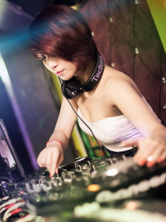 Das Dj Girl Wallpaper 240x320