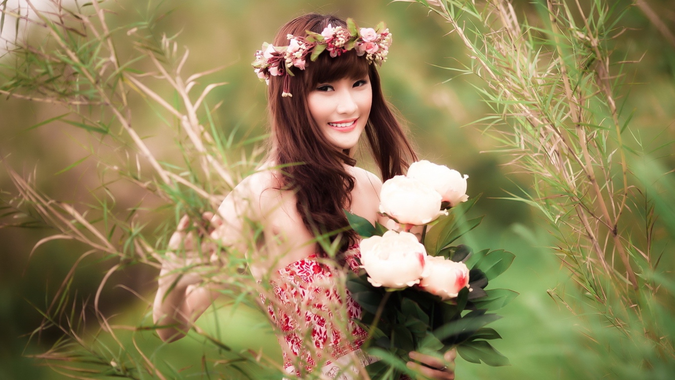 Sfondi Cute Asian Flower Girl 1366x768