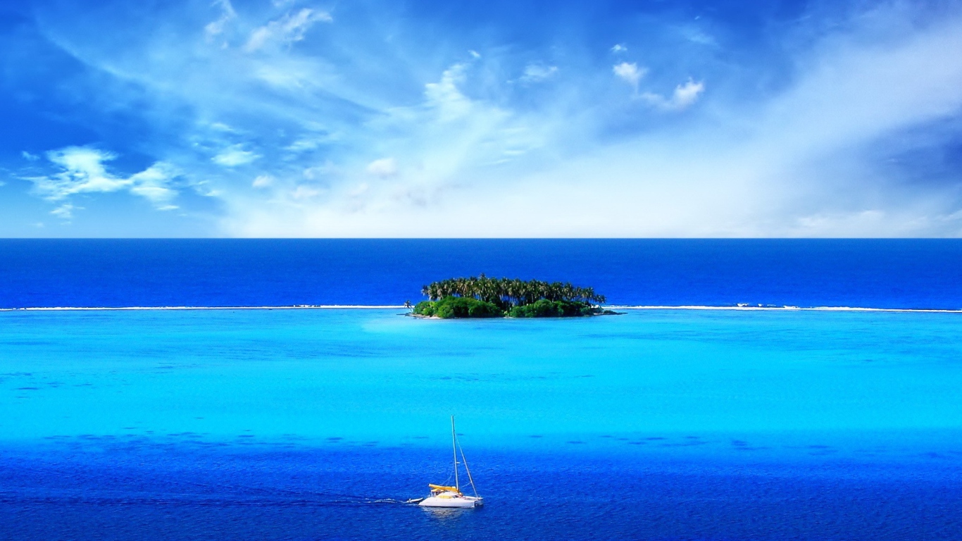 Fondo de pantalla Green Island In Middle Of Blue Ocean And White Boat 1366x768