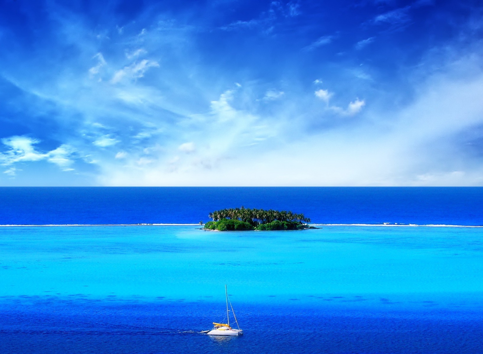 Fondo de pantalla Green Island In Middle Of Blue Ocean And White Boat 1920x1408