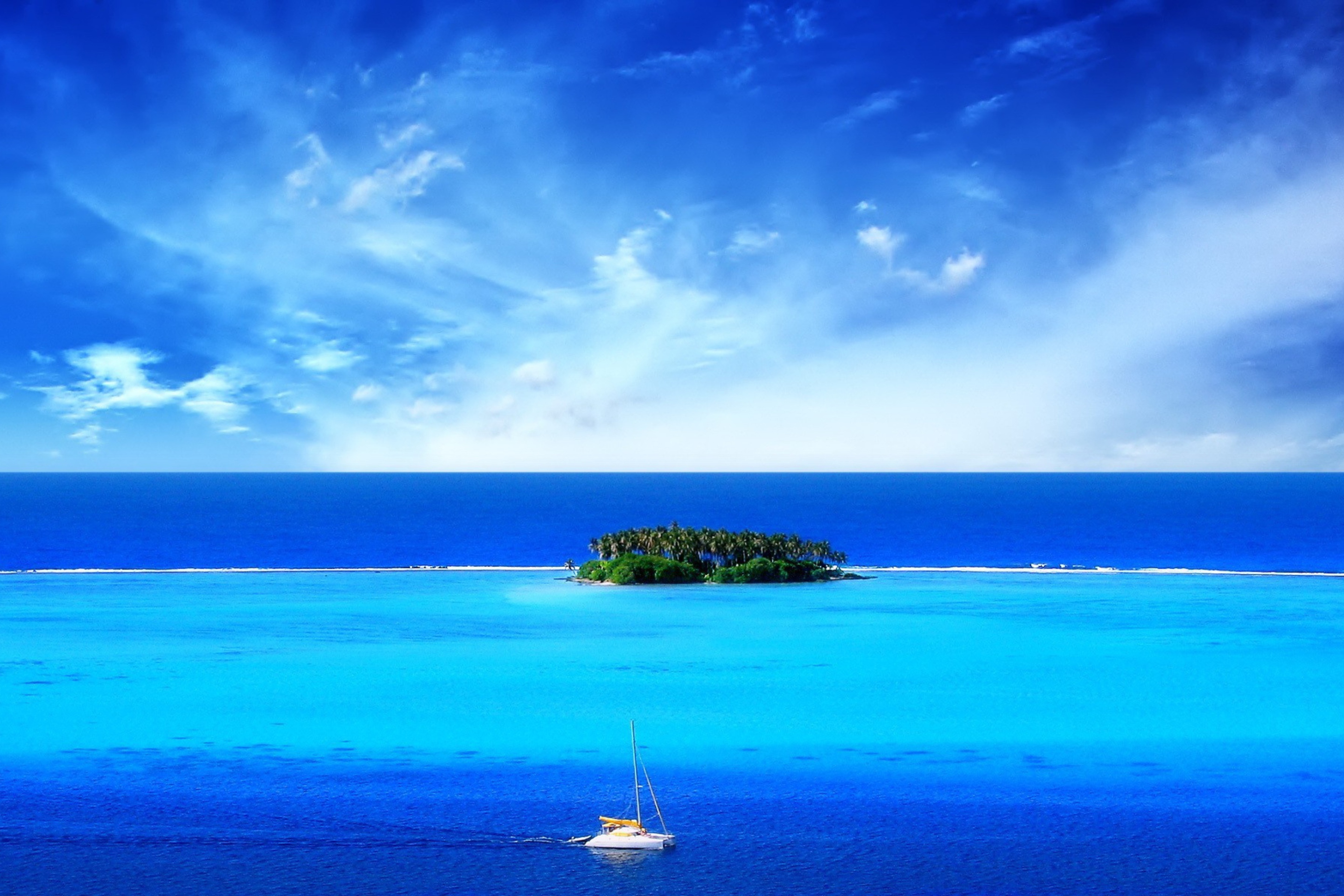 Sfondi Green Island In Middle Of Blue Ocean And White Boat 2880x1920