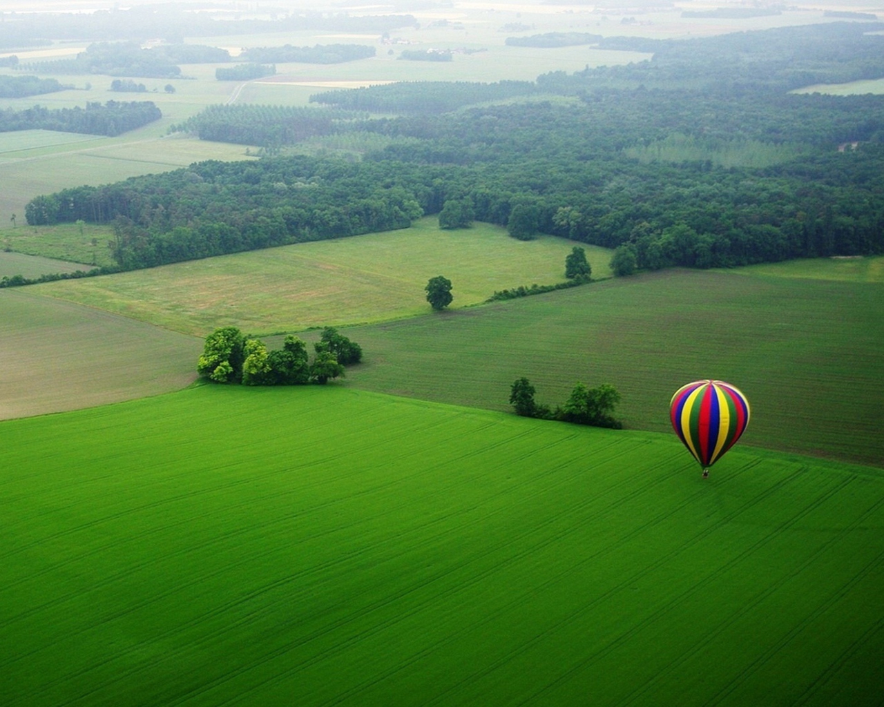 Screenshot №1 pro téma Balloon And Beautiful Landscape 1280x1024