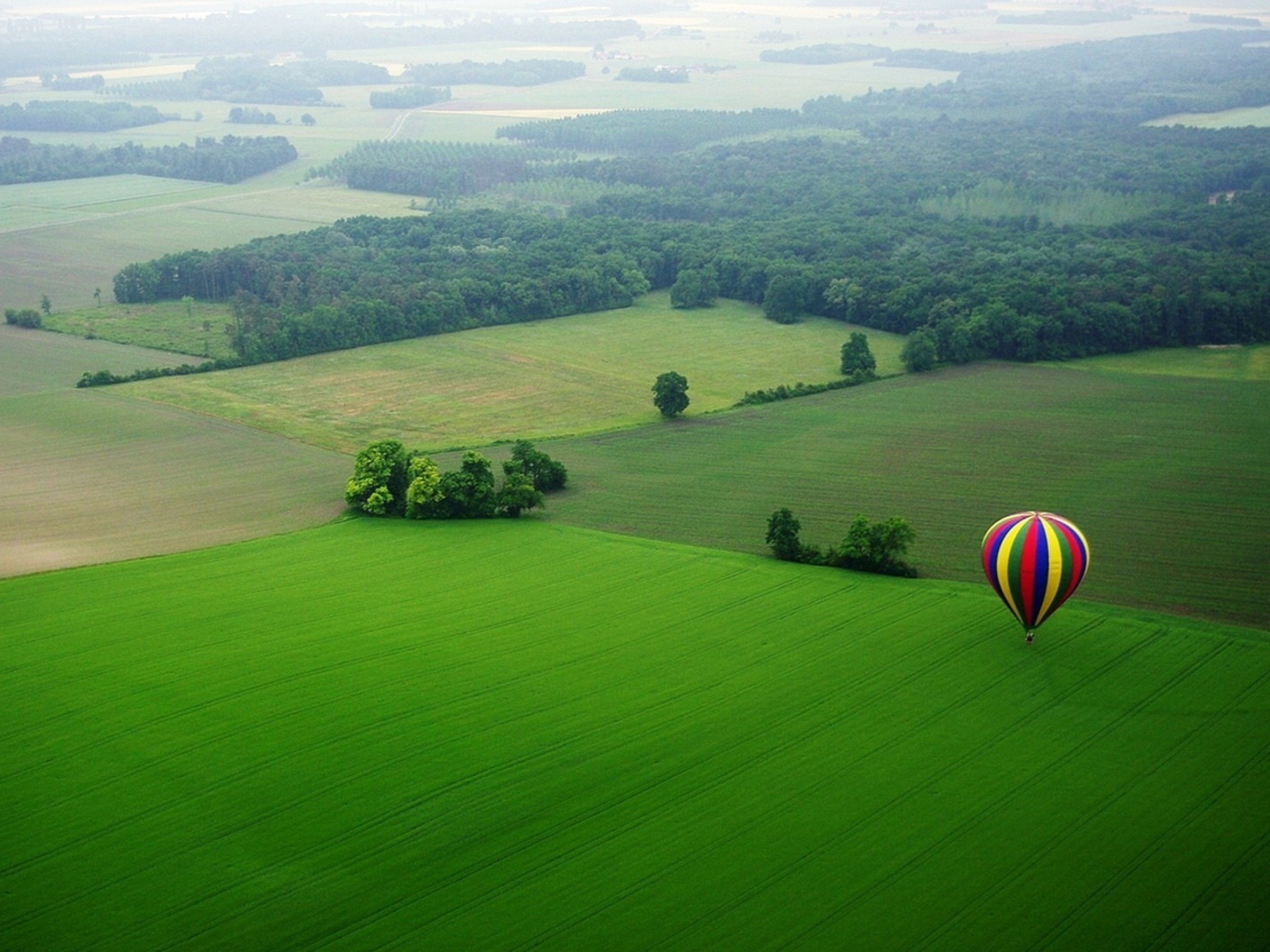 Обои Balloon And Beautiful Landscape 1600x1200