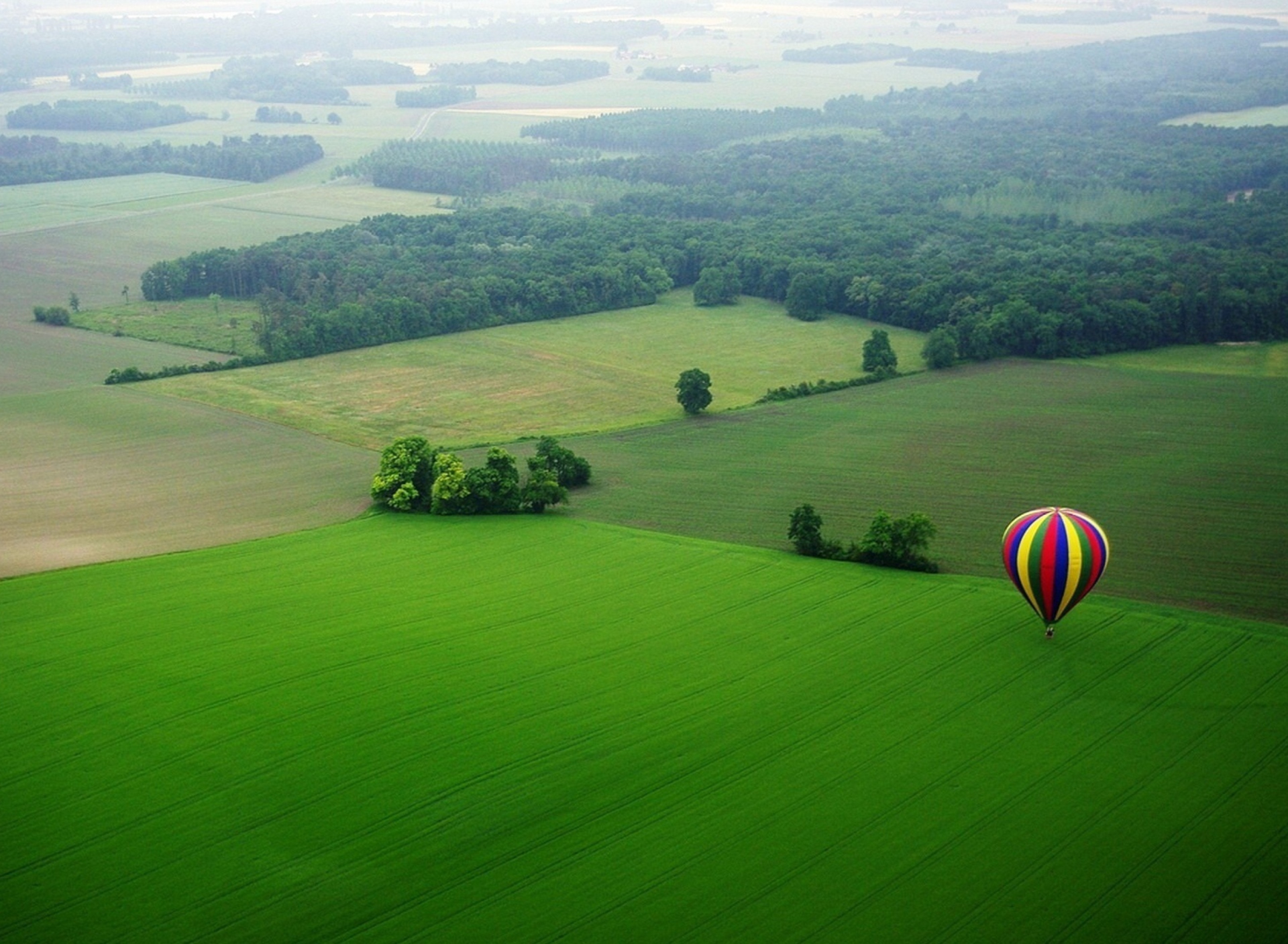 Sfondi Balloon And Beautiful Landscape 1920x1408