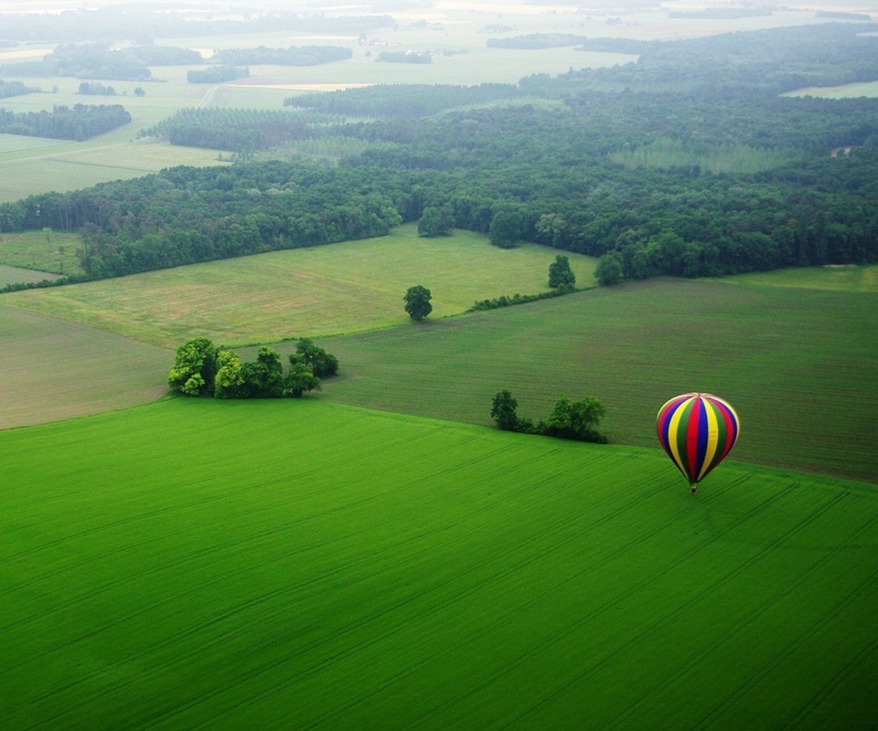 Sfondi Balloon And Beautiful Landscape 960x800