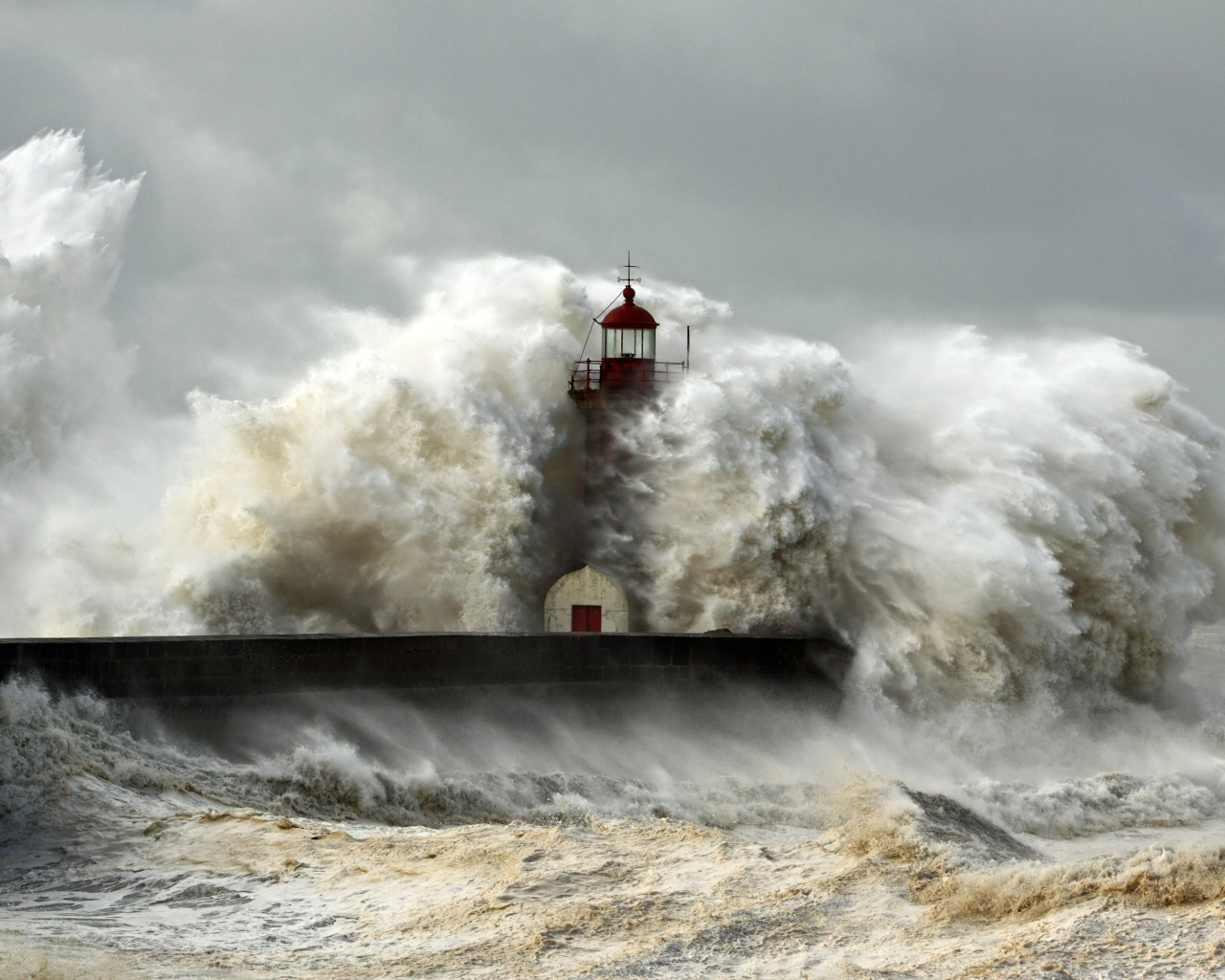 Lighthouse At Storm wallpaper 1280x1024
